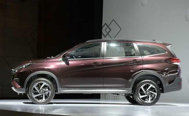 Toyota Wigo Được giiới thiệu lần đầu tiên tại thị trường Việt Nam hồi tháng 8/2017 nhưng mãi cho đến nay, sau khi hoàn tất thủ tục nhập khẩu theo Nghị định 116, Toyota Wigo mới chính thức được bán ra. Mẫu xe cỡ nhỏ này sẽ được nhập khẩu nguyên chiếc từ Indonesia với 2 phiên bản khác nhau, gồm bản G AT (giá 405 triệu đồng) và G MT (345 triệu đồng). Về ngoại thất, Wigo 2018 sở hữu diện mạo nhỏ nhắn, cứng cáp. Phần đầu xe nổi bật với hốc hút gió lớn phía trước, logo Toyota gắn trên thanh kim loại mạ chrome lớn nối liền hai cụm đèn pha. Đèn định vị dạng LED có thiết kế sắc sảo. Đèn sương mù tròn đặt 2 bên. Xe sở hữu kích thước dài x rộng x cao lần lượt 3.660 x 1.600 x 1.520 mm, chiều dài trục cơ sở 2.455 mm. Ở phần nội thất, Wigo nổi bật với màn hình cảm ứng với phiên bản cao cấp trong khi những phiên bản thấp hơn được trang bị màn hình LCD nhỏ, đầu đĩa 2-DIN có khả năng kết nối Bluetooth, AUX, USB, Wifi. Vô-lăng 3 chấu tích hợp 1 số phím chức năng. Ghế ngồi bọc nỉ. Điều hoà chỉnh tay. Toyota Wigo sẽ được trang bị khối động cơ 1.2L, sản sinh công suất tối đa 86 mã lực tại 6.000 vòng/phút, mô-men xoắn cực đại 107 Nm tại 4.200 vòng/phút. Đi kèm với đó là hộp số sàn 5 cấp hoặc số tự động 4 cấp. Một số trang bị an toàn gồm có dây đai an toàn 3 điểm, 2 túi khí trước, hệ thống chống bó cứng phanh ABS, cảm biến hỗ trợ đỗ xe Toyota Rush Mẫu MPV hoàn toàn mới Toyota Rush đã chính thức có mặt tại thị trường Việt Nam với 1 phiên bản duy nhất nhập khẩu từ Indonesia, đi kèm giá bán hấp dẫn chỉ 668 triệu đồng. Như vậy, so với đối thủ trực tiếp Xpander AT, Rush có giá bán cao hơn 48 triệu đồng. Là mẫu MPV lai SUV, Toyota Rush sở hữu diện mạo cứng cáp, khỏe khoắn. Xe sở hữu kích thước dài x rộng x cao lần lượt là 4.435 x 1.695 x 1.705 mm, chiều dài cơ sở 2.65mm cùng khoảng sáng gầm cao ấn tượng lên đến 220 mm. Những trang bị nổi bật ở khoang nội thất xe bao gồm nút khởi động thông minh và camera lùi. Màn hình màu hiển thị đa thông tin, cổng USB ở các hàng ghế, hệ thống thông tin giải trí DVD-AVX với màn hình cảm ứng 7 inch, kết nối bluetooth, AUX, USB, Wifi, đàm thoại rảnh tay, cùng hệ thống âm thanh 8 loa. Đối thủ của Xpander được trang bị động cơ xăng 2NR VE 1.5L 4 xi-lanh, cho công suất 102 mã lực tại 6.300 vòng/phút, mô-men xoắn cực đại 134 Nm tại 4.200 vòng/phút, đi kèm hộp số tự động 4 cấp và hệ dẫn động cầu sau. Hệ thống treo Macpherson trước và phụ thuộc đa liên kết sau, tương đương với đối thủ Xpander. Các trang bị an toàn nổi bật trên xe gồm: 6 túi khí, phanh ABS, phanh khẩn cấp BA, kiểm oast lực kéo, hỗ trợ khởi hành ngang dốc, hỗ trợ khởi hành ngang dốc HAS, tín hiệu dừng khẩn cấp và nhắc thắt dây an toàn đối với tất cả 7 vị trí ghế ngồi. Toyota Avanza Nếu như Toyota Rush được xem là “tiểu Fortuner” thì Toyota Avanza lại được ví von là “đàn em” của Toyota Innova. Xe gây ấn tượng mạnh nhờ cụm đèn trước halogen được thiết kế sắc nét và táo bạo, nối liền bởi bộ lưới tản nhiệt được trải rộng với các thanh ngang xếp chồng đẹp mắt, cản trước có tích hợp thêm khe gió và đèn sương mù, mâm xe hợp kim 14 hoặc 15 inch tùy thuộc vào phiên bản. Được xây dựng trên nền tảng của Innova nên Avanza cũng được kế thừa các tính năng tiện nghi và an toàn như: màn hình cảm ứng 6.2 inch, hệ thống điều hòa cho hàng ghế sau và hệ thống thông tin giải trí 2-DIN. “Trái tim” của Toyota Avanza 2017 là động cơ Dual VVT-I 1.5L, 4 xi-lanh, cho công suất 103 mã lực tại 6.000 vòng/ph và mô-men xoắn 136 tại 4.500 vòng/phút, đi kèm hộp số tự động 4 cấp và hệ dẫn động cầu sau. Trong khi đó, phiên bản số sàn được trang bị động cơ 1NR-VE 1.3L, sản sinh công suất 94 mã lực, mô-men xoắn cực đại 121 Nm tại 4.200 vòng/phút, đi kèm hộp số sàn 5 cấp. Toyota Avanza được phân phối tại thị trường Việt Nam thông qua hình thức nhập khẩu từ Indonesia với giá bán 537 triệu đồng dành cho bản MT và 593 triệu đồng dành cho bản AT. Ngọc Thi