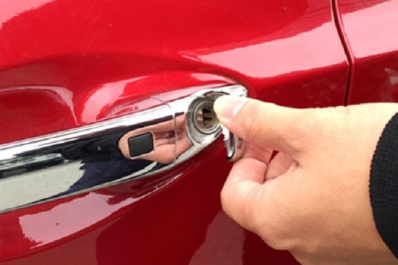 Tìm kiếm ổ và tra chìa khóa vào ổ