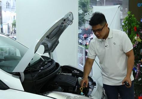 [Video]- Cách kiểm tra dầu nhớt, nước làm mát và các dung dịch quan trọng trên ô tô