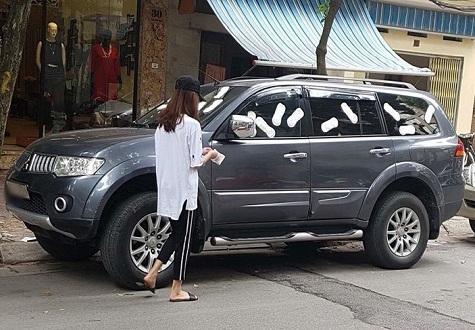 Chủ đỗ bậy, Mitsubishi Pajero Sport bị dán đầy…băng vệ sinh