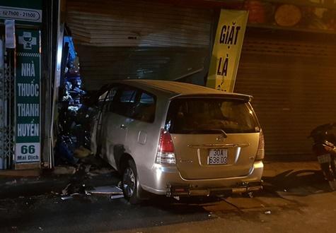 Tài xế lái Innova say rượu đâm nát nhà hàng xóm lúc nửa đêm
