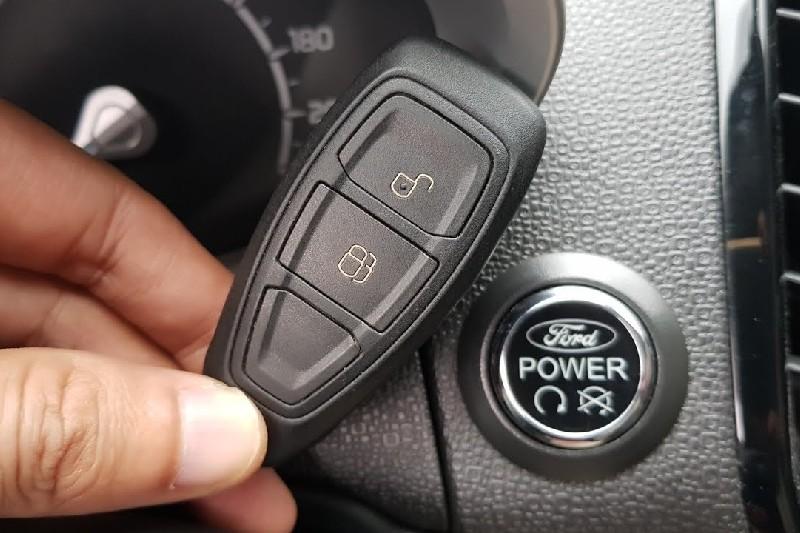 Tìm kiếm ổ và tra chìa khóa vào ổ