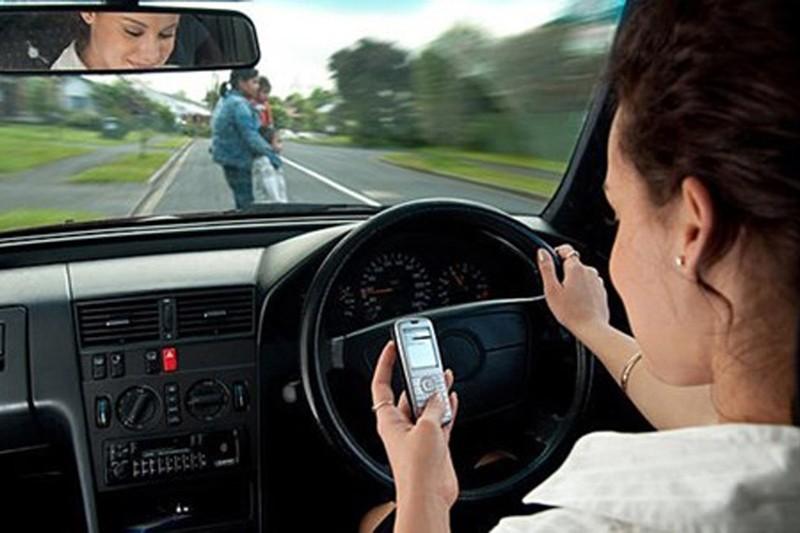 Sử dụng điện thoại khi lái xe