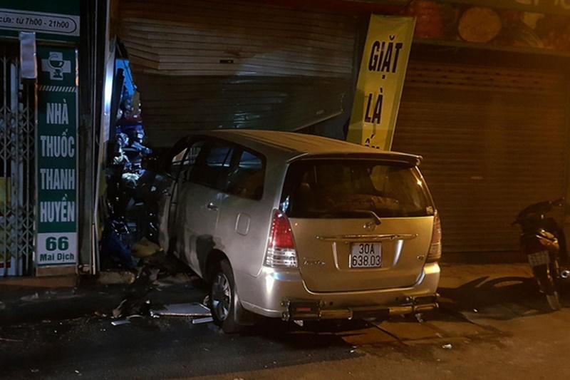 Tài xế lái Innova say rượu đâm nát nhà hàng xóm lúc nửa đêm