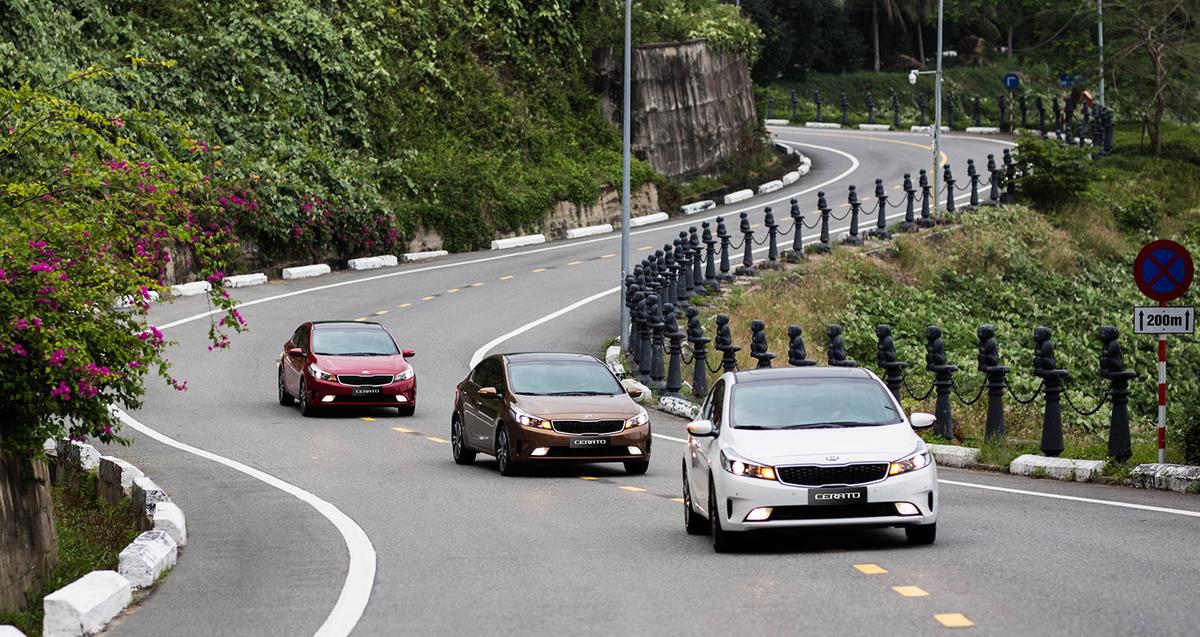 Nên mua Kia Cerato SMT hay Toyota Vios 1.5E MT chạy dịch vụ?