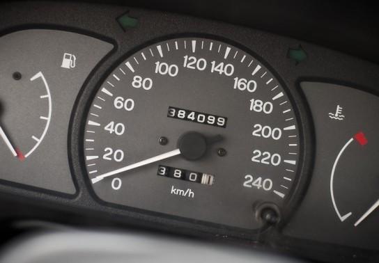 Làm thế nào nhận biết xe cũ bị tua ngược đồng hồ công tơ mét?