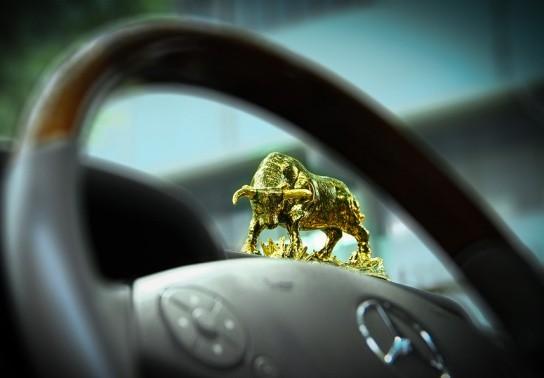 Tuổi Sửu mua xe màu gì? Tuổi Sửu mua xe gì hợp năm 2020