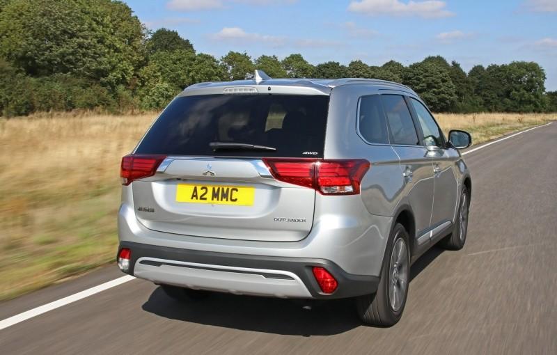 Mitsubishi Outlander trang bị động cơ mới, giá từ 831 triệu đồng