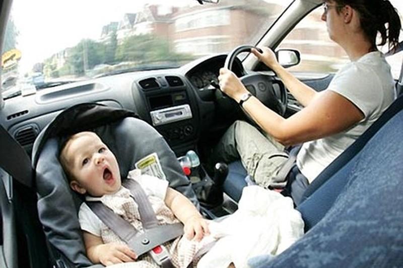 Con nít quậy phá trên xe