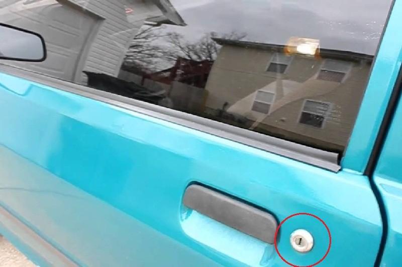 Tìm kiếm ổ và tra chìa khóa vào ổ