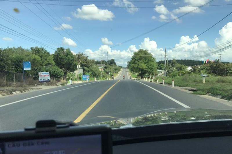 Lấn vạch kẻ đường nét liền màu vàng thì bị phạt thế nào?