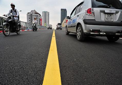 Lấn vạch kẻ đường nét liền màu vàng thì bị phạt thế nào?