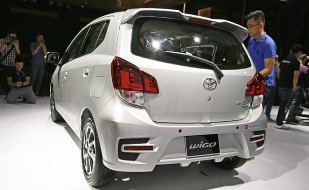 Toyota Wigo Được giiới thiệu lần đầu tiên tại thị trường Việt Nam hồi tháng 8/2017 nhưng mãi cho đến nay, sau khi hoàn tất thủ tục nhập khẩu theo Nghị định 116, Toyota Wigo mới chính thức được bán ra. Mẫu xe cỡ nhỏ này sẽ được nhập khẩu nguyên chiếc từ Indonesia với 2 phiên bản khác nhau, gồm bản G AT (giá 405 triệu đồng) và G MT (345 triệu đồng). Về ngoại thất, Wigo 2018 sở hữu diện mạo nhỏ nhắn, cứng cáp. Phần đầu xe nổi bật với hốc hút gió lớn phía trước, logo Toyota gắn trên thanh kim loại mạ chrome lớn nối liền hai cụm đèn pha. Đèn định vị dạng LED có thiết kế sắc sảo. Đèn sương mù tròn đặt 2 bên. Xe sở hữu kích thước dài x rộng x cao lần lượt 3.660 x 1.600 x 1.520 mm, chiều dài trục cơ sở 2.455 mm. Ở phần nội thất, Wigo nổi bật với màn hình cảm ứng với phiên bản cao cấp trong khi những phiên bản thấp hơn được trang bị màn hình LCD nhỏ, đầu đĩa 2-DIN có khả năng kết nối Bluetooth, AUX, USB, Wifi. Vô-lăng 3 chấu tích hợp 1 số phím chức năng. Ghế ngồi bọc nỉ. Điều hoà chỉnh tay. Toyota Wigo sẽ được trang bị khối động cơ 1.2L, sản sinh công suất tối đa 86 mã lực tại 6.000 vòng/phút, mô-men xoắn cực đại 107 Nm tại 4.200 vòng/phút. Đi kèm với đó là hộp số sàn 5 cấp hoặc số tự động 4 cấp. Một số trang bị an toàn gồm có dây đai an toàn 3 điểm, 2 túi khí trước, hệ thống chống bó cứng phanh ABS, cảm biến hỗ trợ đỗ xe Toyota Rush Mẫu MPV hoàn toàn mới Toyota Rush đã chính thức có mặt tại thị trường Việt Nam với 1 phiên bản duy nhất nhập khẩu từ Indonesia, đi kèm giá bán hấp dẫn chỉ 668 triệu đồng. Như vậy, so với đối thủ trực tiếp Xpander AT, Rush có giá bán cao hơn 48 triệu đồng. Là mẫu MPV lai SUV, Toyota Rush sở hữu diện mạo cứng cáp, khỏe khoắn. Xe sở hữu kích thước dài x rộng x cao lần lượt là 4.435 x 1.695 x 1.705 mm, chiều dài cơ sở 2.65mm cùng khoảng sáng gầm cao ấn tượng lên đến 220 mm. Những trang bị nổi bật ở khoang nội thất xe bao gồm nút khởi động thông minh và camera lùi. Màn hình màu hiển thị đa thông tin, cổng USB ở các hàng ghế, hệ thống thông tin giải trí DVD-AVX với màn hình cảm ứng 7 inch, kết nối bluetooth, AUX, USB, Wifi, đàm thoại rảnh tay, cùng hệ thống âm thanh 8 loa. Đối thủ của Xpander được trang bị động cơ xăng 2NR VE 1.5L 4 xi-lanh, cho công suất 102 mã lực tại 6.300 vòng/phút, mô-men xoắn cực đại 134 Nm tại 4.200 vòng/phút, đi kèm hộp số tự động 4 cấp và hệ dẫn động cầu sau. Hệ thống treo Macpherson trước và phụ thuộc đa liên kết sau, tương đương với đối thủ Xpander. Các trang bị an toàn nổi bật trên xe gồm: 6 túi khí, phanh ABS, phanh khẩn cấp BA, kiểm oast lực kéo, hỗ trợ khởi hành ngang dốc, hỗ trợ khởi hành ngang dốc HAS, tín hiệu dừng khẩn cấp và nhắc thắt dây an toàn đối với tất cả 7 vị trí ghế ngồi. Toyota Avanza Nếu như Toyota Rush được xem là “tiểu Fortuner” thì Toyota Avanza lại được ví von là “đàn em” của Toyota Innova. Xe gây ấn tượng mạnh nhờ cụm đèn trước halogen được thiết kế sắc nét và táo bạo, nối liền bởi bộ lưới tản nhiệt được trải rộng với các thanh ngang xếp chồng đẹp mắt, cản trước có tích hợp thêm khe gió và đèn sương mù, mâm xe hợp kim 14 hoặc 15 inch tùy thuộc vào phiên bản. Được xây dựng trên nền tảng của Innova nên Avanza cũng được kế thừa các tính năng tiện nghi và an toàn như: màn hình cảm ứng 6.2 inch, hệ thống điều hòa cho hàng ghế sau và hệ thống thông tin giải trí 2-DIN. “Trái tim” của Toyota Avanza 2017 là động cơ Dual VVT-I 1.5L, 4 xi-lanh, cho công suất 103 mã lực tại 6.000 vòng/ph và mô-men xoắn 136 tại 4.500 vòng/phút, đi kèm hộp số tự động 4 cấp và hệ dẫn động cầu sau. Trong khi đó, phiên bản số sàn được trang bị động cơ 1NR-VE 1.3L, sản sinh công suất 94 mã lực, mô-men xoắn cực đại 121 Nm tại 4.200 vòng/phút, đi kèm hộp số sàn 5 cấp. Toyota Avanza được phân phối tại thị trường Việt Nam thông qua hình thức nhập khẩu từ Indonesia với giá bán 537 triệu đồng dành cho bản MT và 593 triệu đồng dành cho bản AT. Ngọc Thi