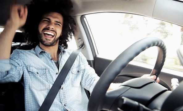 Nghe nhạc v&agrave; h&aacute;t trong xe