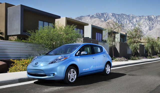 Anh xe Nissan Leaf mau xanh