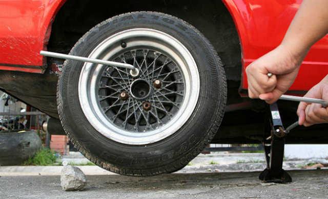 670px-Change-a-Tire-Step-7