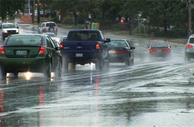 Đi xe an toàn khi trời mưa