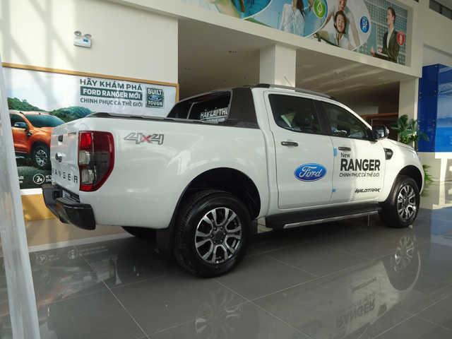 Xe Ford Ranger Wildtrak 3.2 AT màu trắng