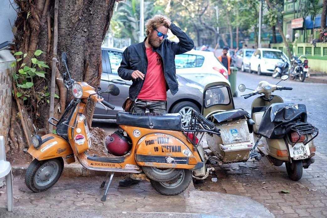 Nể phục phượt thủ người Ý chạy Vespa đến Việt Nam