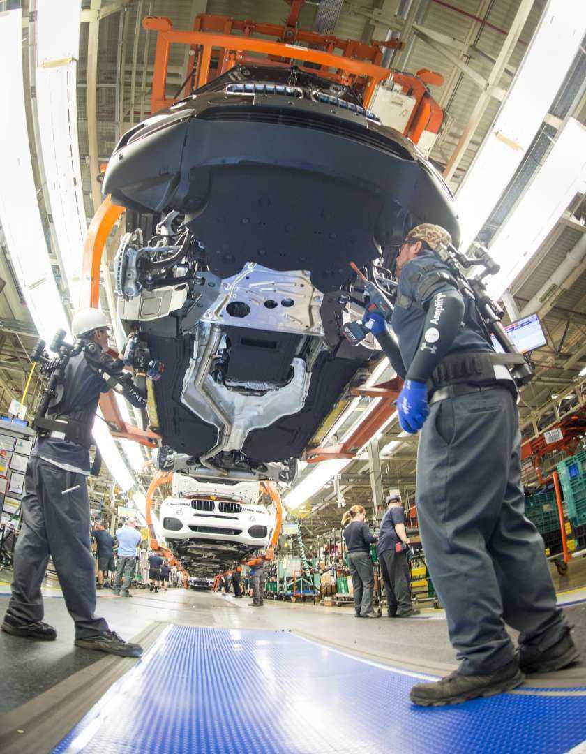 BMW giải phóng sức lao động với “áo giáp” exoskeleton