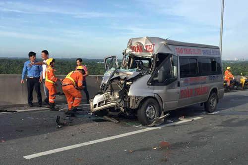 Ô tô khách tông xe container trên cao tốc Long Thành, bốn người bị thương