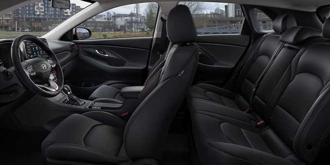 Hyundai Elantra 2018 sở hữu không gian nội thất sang trọng và đẳng cấp.