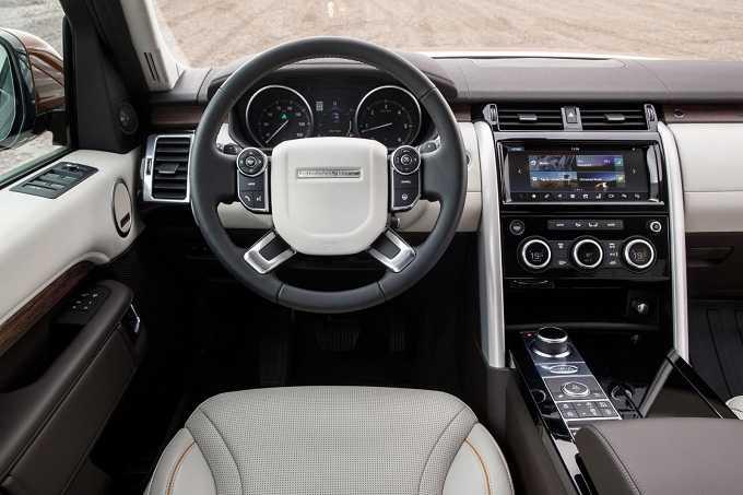 Đánh giá Land Rover Discovery 2018 - Phía sau tay lái là nội thất đầy sang trọng. Nguồn: MotorTrend