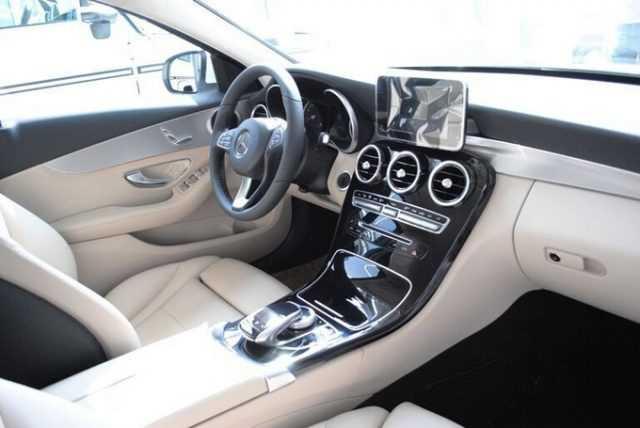 Nội thất trên Mercedes C200 hầu hết là loại cao cấp. Nguồn: Internet