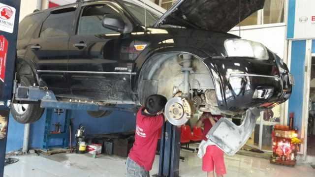 Kiểm tra gầm xe để đánh giá chất lượng, tình trạng xe.