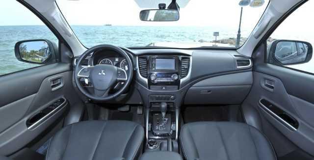 Bên trong cabin thiết kế theo triết lý J-line để tối ưu tính tiện dụng cũng như không gian dành cho hành khách. - Nguồn hình: otonhanh