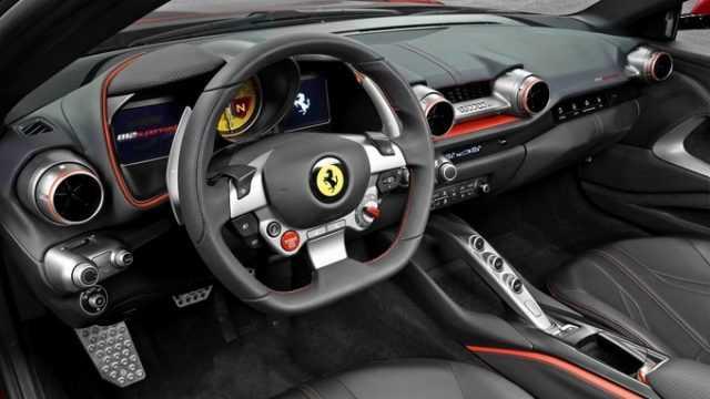 Khoang lái gây ấn tượng mạnh với bất kỳ ai có dịp ngồi sau vô lăng xe. Nguồn: edmunds.com