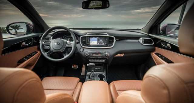 Cả tay lái 4 chấu và cần số của nó đều được làm mới. Nguồn: autodaily.vn