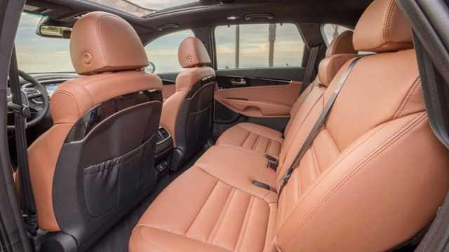 2019 Kia Sorento SX-L được đi kèm với tính năng chuyển số và chế độ lái hiện đại. Nguồn: autoevolution.com