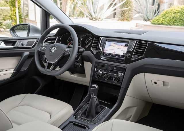 Không gian nội thất Volkswagen Golf SV 2017 được cải thiện đáng kể so với trước. Nguồn: DriveMag