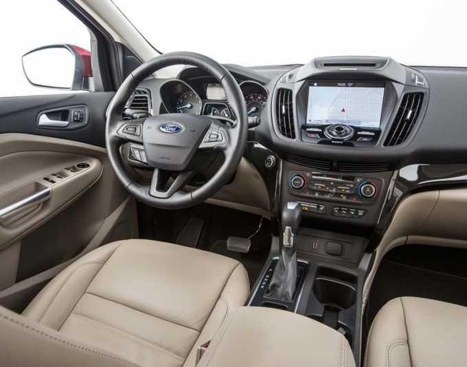 Không gian nội thất của Ford Escape 2017 vẫn sử dụng chất liệu nhựa quá nhiều Nguồn: deriherusaitama.com