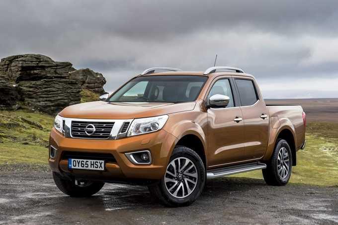 Xe Nissan Navara 2017 có giá bán cao hơn Mitsubishi Triton khoảng 60 triệu đồng Nguồn: cars.co.za