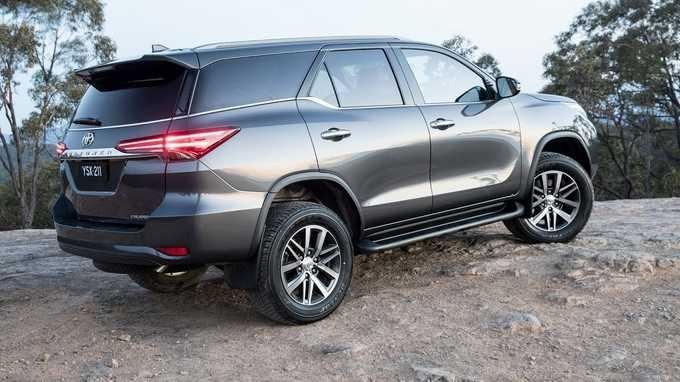 Công nghệ trên Fortuner máy xăng cao cấp hơn so với máy dầu. 