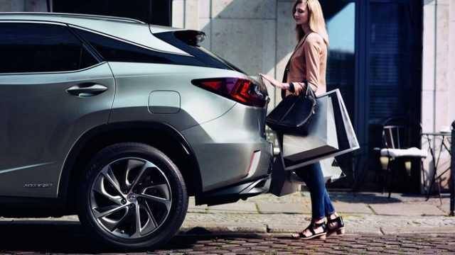 Xe Lexus chính hãng model 2017 với bánh xe lớn, khả năng bám đường cực hiệu quả. Nguồn: