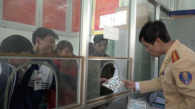 thuế ô tô 2018: Việc làm lại giấy đăng ký và biển số là cần thiết khi mua ô tô cũ. Nguồn: hahoa.phutho.gov.vn