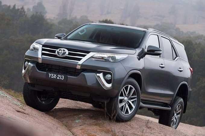 Toyota Fortuner 2018 với thiết kế thể thao mạnh mẽ và sang trọng.
