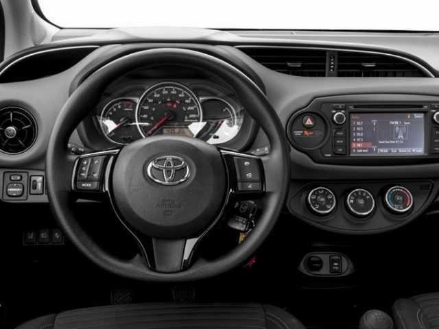 Toyota Yaris 2018 thế hệ mới sở hữu tay lái 3 chấu loại Urethan. Nguồn: toyotaofmassapequany.com