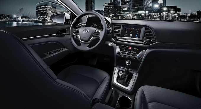 Hyundai Elantra 2018 gây ấn tượng mạnh với không gian nội thất đẳng cấp.