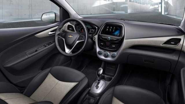 Chevrolet Spark có kết nối các tiện ích như USB, Bluetooth, hiển thị số điện thoại trong danh bạ.