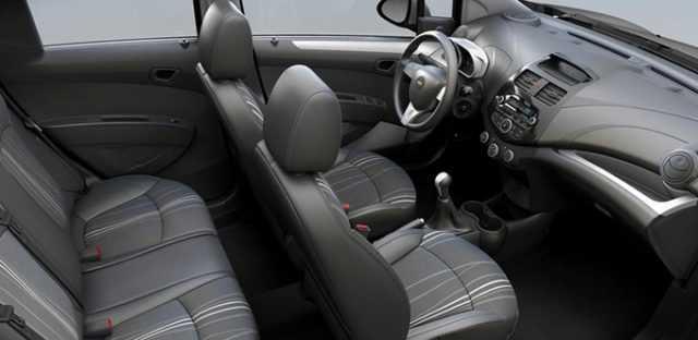 Chevrolet Spark có thiết kế hàng ghế phía sau khá chật.