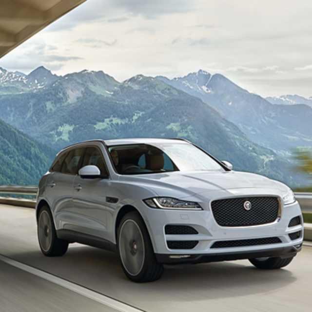 Dòng 2018 Jaguar F-Pace thừa hưởng tinh hoa thiết kế từ những mẫu sedan danh tiếng của hãng kết hợp động cơ mạnh mẽ hứa hẹn trở thành đối thủ đáng gờm của nhiều ông lớn SUV khác. Chiếc xe crossover “báo đêm” có thể đảm nhiệm vai trò của một chiếc xe gia đình tiện nghi, sang trọng. 2018 Jaguar F-Pace được xếp chung phân khúc với các dòng SUV như GLE của Mercedes-Benz, Lexus RX hay Audi Q7, giới đam mê xe được phen tò mò xem liệu tân binh nhà “báo đốm” sẽ phô diễn sức mạnh của mình đến đâu. Liệu nhà sản xuất ô tô hàng đầu Anh Quốc có khiến người dùng thất vọng hay không? Cùng đảo mắt tham quan và đánh giá Jaguar F-Pace. Đánh giá ngoại thất và động cơ 2018 Jaguar F-Pace 2018 Jaguar F-Pace thừa hưởng các đường nét đặc trưng từ các dòng sedan hay xe thể thao F-Type. Đầu xe được thiết kế từ Crom đen và chỉ viền xung quanh tạo nên một option riêng biệt cho dòng xe này. Đèn pha mắt báo truyền thống với các dãy đèn Led chạy dọc theo chiều dài đèn. Đánh giá Jaguar F-Pace về mặt kỹ thuật có phần mạnh mẽ hơn so với Mercedez - Benz GLE, Lexus RX và Audi Q7 do được trang bị động cơ siêu nạp V6 3.0L với hộp số 8 cấp ZF tự động. Công suất của Jaguar F-Pace lên đến 340 mã lực tại 6500 vòng/phút và mô-men xoắn cực đại 450Nm tại 4500 vòng/phút. Khả năng tăng tốc từ 0 – 100km/h trong 5.8 giây, tốc độ tối đa 250km/h. Mẫu xe Jaguar này tiêu thụ trung bình 8.9l/100km đường hỗn hợp. 2018 Jaguar F-Pace thừa hưởng các đường nét đặc trưng từ dòng F-Type - Nguồn: GQ Japan Dòng Jaguar F-Pace Prestige với mâm xe có kích thước 19 inch được cho là không mấy cân đối với thân hình tròn trịa xét về tổng thể của xe. Trong khi đó, mẫu đắt nhất ngấp nghé 5 tỷ, kích thước mâm xe mới được căn chỉnh cân đối hơn. Xe có chiều dài tổng thể (dài x rộng x cao) lần lượt là 4,731 mm x 2,175 mm x 1,652 mm, chiều dài cơ sở 2,874 mm. Điều đáng nói ở đây là xe được làm từ chất liệu nhôm tái chế như một tuyên ngôn bảo vệ môi trường của hãng. Đuôi xe cũng được trang bị đèn led dáng dài, cân đối trông hài hòa, đẹp mắt. 2018 Jaguar F-Pace được trang bị camera lùi. Cốp xe chống kẹt, mở điểm thích hợp chứa đồ chơi golf, khi gập hàng ghế sau lại, khoang đựng đồ của xe trở nên rộng rãi hơn. Tuy nhiên, chi tiết này trên Land Rover Velar có phần vượt trội hơn. Một đặc điểm thú vị có thể được coi là điểm cộng của Jaguar F-Pace chính là tính năng Activity Key đóng mở khóa thông minh. Nếu việc lúc nào cũng phải kè kè chìa khóa xe bên người khiến bạn cảm thấy khó chịu, F-Pace sẽ giúp bạn cảm thấy dễ chịu hơn. Không cần phải tắt máy và rút chìa khóa ra, bạn chỉ cần mang theo một chiếc đồng hồ thông minh, chạm mặt đồng hồ lên chữ “J” trong tên hãng xe ở phía đuôi xe sẽ lập tức tự động đóng/mở. Đánh giá Jaguar F-Pace về nội thất Ghế da Windsor đẳng cấp đảm bảo hình thức sang trọng mà hãng nhắm đến. Nội thất bên trong chiếc 2018 Jaguar F-Pace hầu hết đều được ốp gỗ đen bóng. Xe tích hợp bảng điều khiển từ Range Rover hiển thị đầy đủ thông số cần thiết cho người lái. Cảm giác khi chạm vào vô lăng là sự vừa vặn, đằm tay nhưng các nút bấm trên vô lăng có phàn khá ọp ẹp. Xe gồm 4 chế độ lái: trơn trượt, eco, thường, thể thao với tính năng năng ngắt máy tự động khi dừng đèn đỏ giúp tiết kiệm nhiên liệu. Jaguar F-Pace được trang bị cửa sổ trời kính panorama nhưng cửa này không thể mở được. Hàng ghế sau tương đối thoải mái ngay cả đối với cả người có chiều cao 1,9m. Tuy được giới thiệu là dòng xe 5 chỗ nhưng trên thực tế chỉ nên ngồi 4 người vì phần ghế ngồi ở giữa khá cứng và bị ụ lên và người ngồi phải dạng chân ra tạo cảm giác khó chịu. Với những ai mê âm nhạc, dàn 11 loa Meridian high-end của chiếc xe crossover này chắc chắn sẽ mang đến trải nghiệm tuyệt vời cho bạn. Trải nghiệm cảm giác lái 2018 Jaguar F-Pace Đánh giá Jaguar F-Pace về cảm giác lái có thể khái quát như sau: Hãng đã không làm người dùng thất vọng khi mang đến dòng xe crossover mang màu sắc thể thao sành điệu như vậy. Tay lái đằm chắc mang lại cảm giác cứng cáp vốn có của các dòng xe từ Anh Quốc. Xe chạy trong nội thành rất êm, chống xung động cực tốt. Khi chuyên từ eco sang chế độ lái sport ngay lập tức chiếc xe trở thành chú báo dũng mãnh. Kèm theo đó là tiếng gầm gừ tinh tế mà nhà sản xuất cố ý đưa vào nhằm tăng hứng thú cho người lái. 2018 Jaguar F-Pace mang đến cảm giác thể thao cho người lái - Nguồn: GQ Japan 2018 Jaguar F-Pace thừa hưởng công nghệ Terrain Respone từ Land Rover cho chế độ phản ứng thích nghi địa hình (ASR). Dòng xe Jaguar này với các hệ thống như ASR, AWD, và dẫn động chủ thông minh đều được kiểm chứng thực nghiệm khắt khe. Xe được đầu tư thêm ở yếu tố an toàn như thắng tự động khẩn cấp, tắt máy khi dừng đèn đỏ ( một khi người dùng chưa cài dây an toàn xe sẽ không thể khởi động). Nếu ai từng trót mê cảm giác tốc độ từ chiếc Porsche Macan, nay có thể xem Jaguar F-Pace là sự lựa chọn không hề kém cạnh. Giá bán 2018 Jaguar F-Pace tại Việt Nam Hiện Jaguar F-Pace được phân phối tại Việt Nam gồm 4 dòng: Pure(3,690 tỷ đồng), Prestige(3,938 tỷ đồng), R-Sport(4,433 tỷ đồng) và Portfolio(4,969 tỷ đồng). Khách hàng có thể trực tiếp đến showroom để trải nghiệm và chọn cho mình chiếc xe ưng ý hoặc có thể tiện lợi, nhanh chóng hơn bằng việc truy cập và mua hàng trên Carmudi - website buôn bán ô tô uy tín hàng đầu Việt Nam.