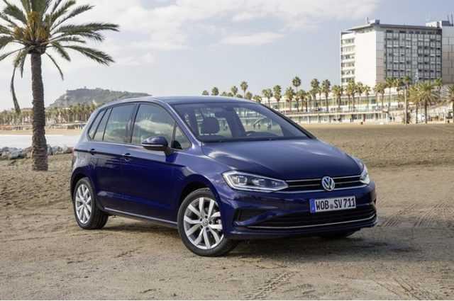 Volkswagen Golf SV với hàng loạt công nghệ mới, hỗ trợ đỗ xe thông minh. Nguồn: fleetnews.co.uk