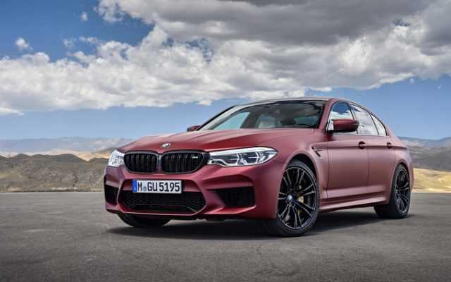 BMW M5 2017 có sự xuất hiện logo M xuyên suốt không gian bên trong xe. Nguồn: guideautoweb.com