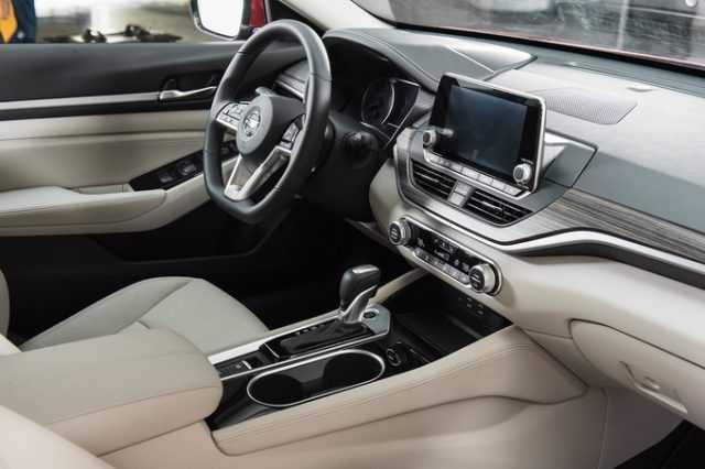 Nissan Altima được đánh giá cao nhờ bảng điều khiển được thay đổi. Nguồn: motortrend.com