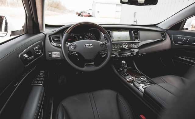 Kia K900 với màn hình nằm ở trung tâm của bảng taplo được bọc da. Nguồn: caranddriver.com