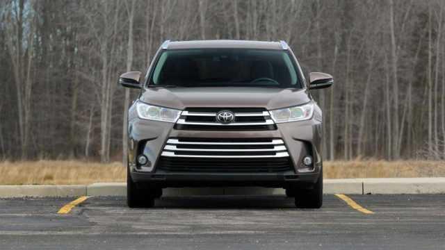 Toyota Highlander 2018 nhìn từ phía trước